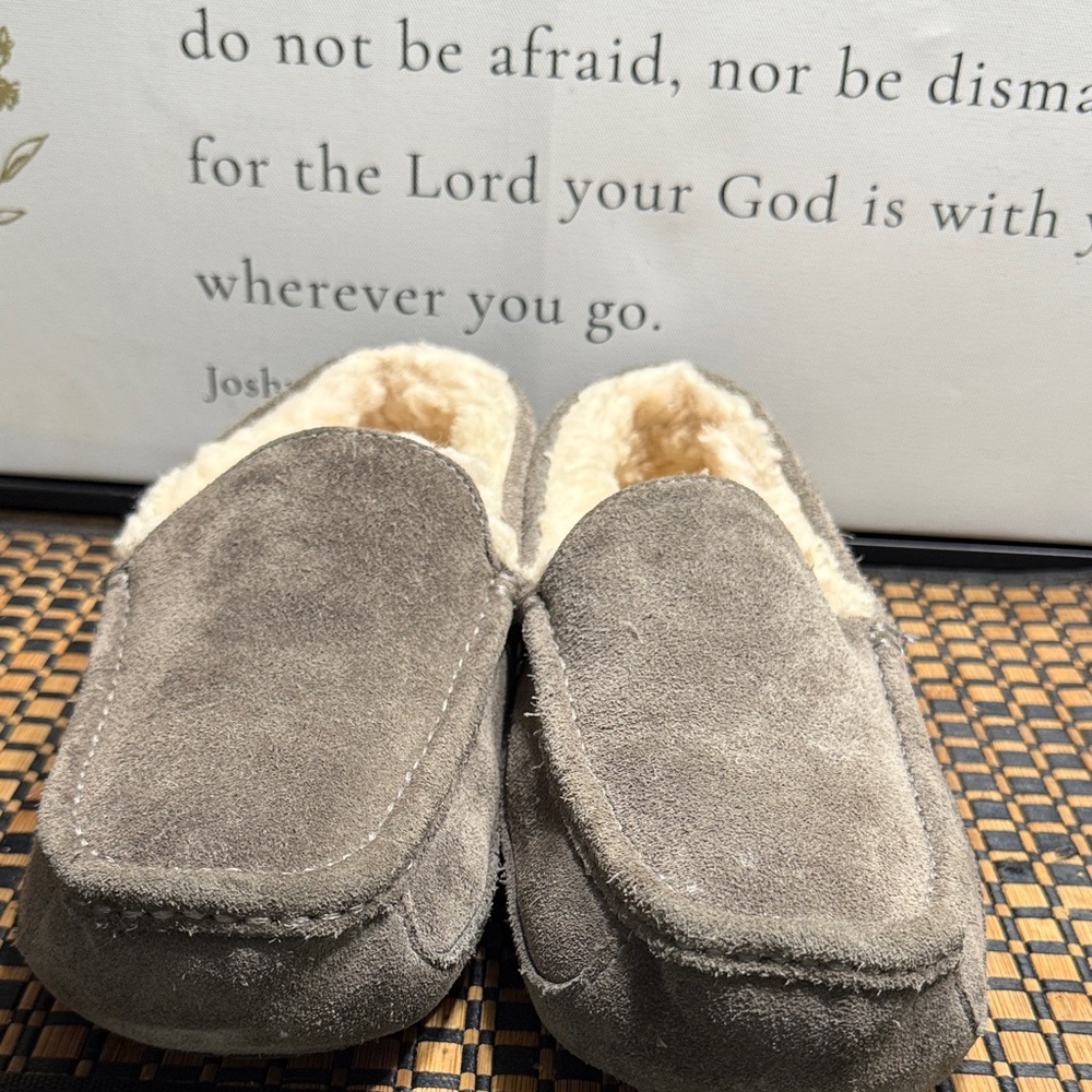 UGG Gray and Cream Shearling loafers Men SZ 10 Box 12